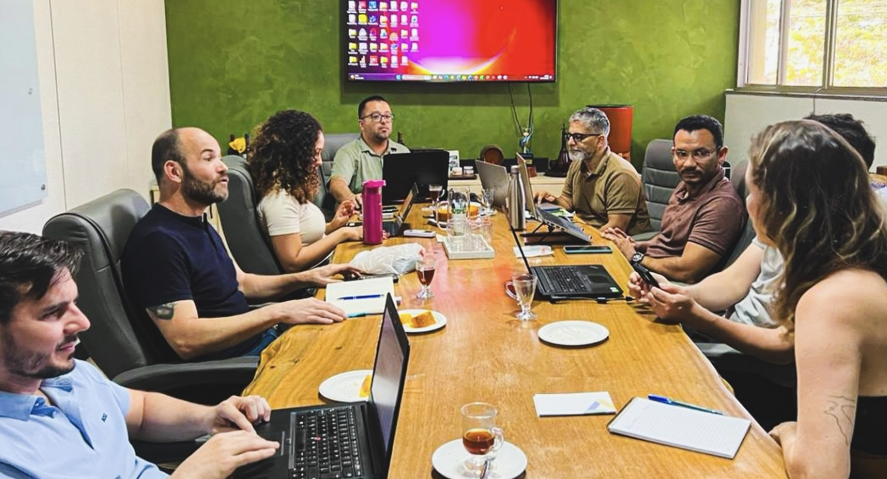 Equipes das unidades Embrapii CTIM e Bioforest reunidas em sala de reunião na Ufopa durante mentoria